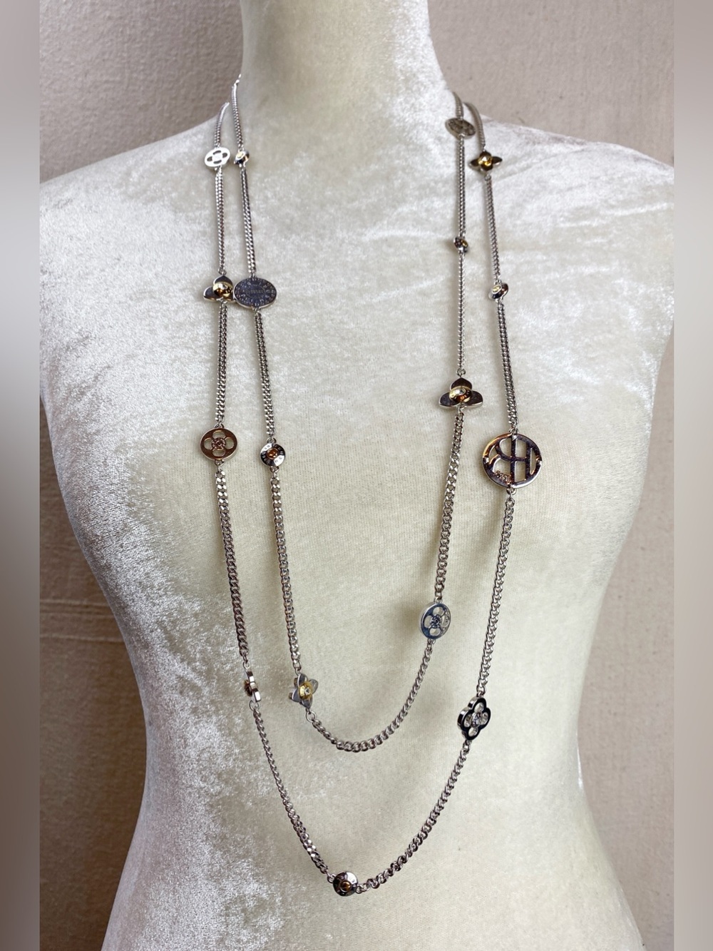 Henri Bendel Silver Tone Toggle Close necklace